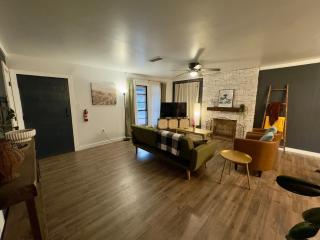 5-Star Stay-Huge 4BR Near Bishop Arts-Sleeps 12- Family Friendly - 3