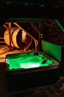 Hot tub & Sauna 3k sqft 100 inch TV Massage Chair - 7