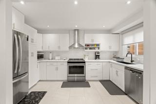 4BR Family Home - Dog-Friendly, Huge Yard, 5 Beds - 4