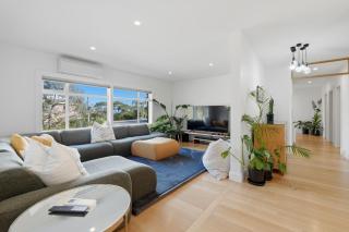 Taroona Hideaway - 3 Bedroom House with Sauna - 9