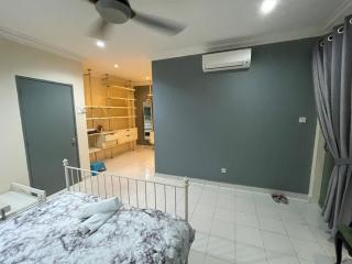 Cozy 4BR House with Balcony in Shah Alam - 1