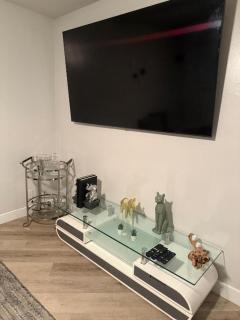 Prime Location in Hollywood with Pool, Free Private Parking - 5