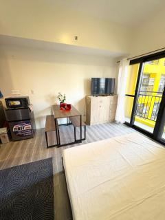 Near Davao Airport beside CityGate Mall with fast WiFi and Netflix ready TV - 5