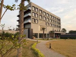 Avisa Hotel & Resort - Abu Road Luxury Pool & Mountain View - 1