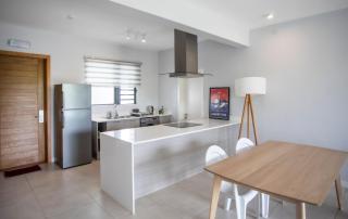 Stylish Three Bed Apartment - Central with Pool - 6