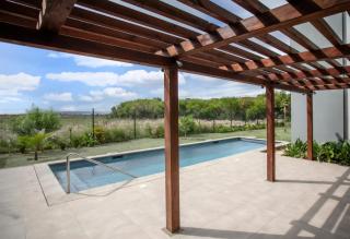 Stylish Three Bed Apartment - Central with Pool - 0