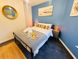 Comfortable 2-Bedroom Coastal Getaway, Sleeps 5 - 9