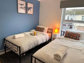 Comfortable 2-Bedroom Coastal Getaway, Sleeps 5 - 8