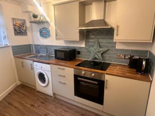Comfortable 2-Bedroom Coastal Getaway, Sleeps 5 - 6