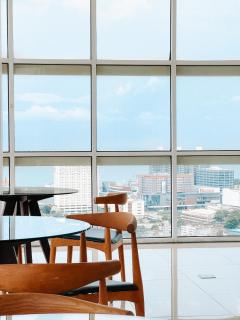 Gorgeous Condo in Cebu City near Ayala Mall with Rooftop Pool, Fast WiFi and Netflix - 3