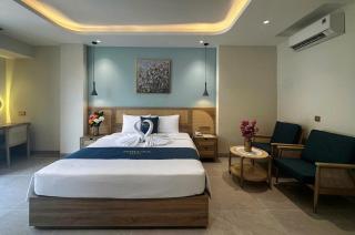 Hotel Romance with Rooftop Swimming Pool - 4