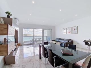 Premium Seafront Apartment with Panoramic Bay Views - 9