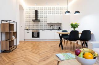 Vary Essence - Elegant Stay with Balcony - 1