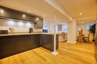 Contractor Stay Sleeps 4 - Large Living Space - Parking - Bridgwater - 1