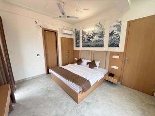 Hotel Krishna Tulsi Van - Near Bankey Bihari & ISKCON - 9