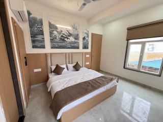 Hotel Krishna Tulsi Van - Near Bankey Bihari & ISKCON - 7