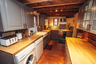 Cosy 2-Bed Cottage with Log-Burner and Garden - 3