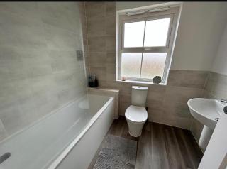 House - Sleeps 8 - Free Parking and Ps5 - 5