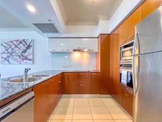 Level 12 Ocean-View Apartment with Balcony & Pool - 8