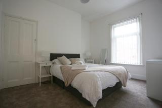 Spacious 4BR End-Terrace - Family Friendly - 4