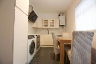 Spacious 4BR End-Terrace - Family Friendly - 3