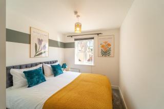 Modern 4-Bedroom House, Guests 8 Fast WiFi & Parking - Netflix - 4