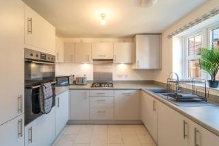 Modern 4-Bedroom House, Guests 8 Fast WiFi & Parking - Netflix - 6