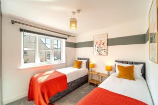 Modern 4-Bedroom House, Guests 8 Fast WiFi & Parking - Netflix - 8