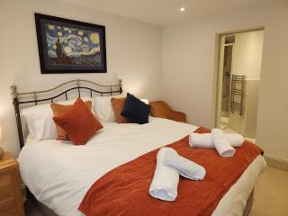 Montpellier Mews, Cheltenham- free parking - 2