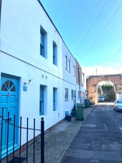 Montpellier Mews, Cheltenham- free parking - 8