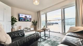 Stylish 4 Bedroom Lakefront Home with 7 Beds, Private Parking, Garden and Beautiful Lake Views - 4