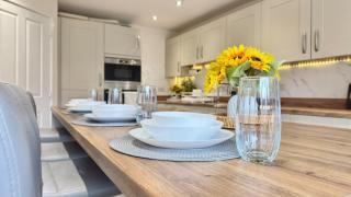 Stylish 4 Bedroom Lakefront Home with 7 Beds, Private Parking, Garden and Beautiful Lake Views - 6