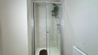 Stylish 4 Bedroom Lakefront Home with 7 Beds, Private Parking, Garden and Beautiful Lake Views - 3