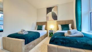 Stylish 4 Bedroom Lakefront Home with 7 Beds, Private Parking, Garden and Beautiful Lake Views - 6