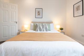Spacious 2-Bed Retreat - Uni & LGI Location - 3