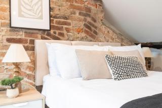 Boutique 2BR - Prime Uni District - Sleeps 5 - 1