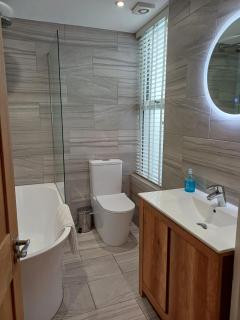 Bagshot High Street shops & restaurants on doorstep Ground Floor Sleeps 4 Free & Permit Parking near PennyHill Spa Ascot Races Wentworth Golf Longcross Film Studios - 6