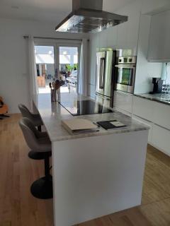 Oasis 1 Luxury Apartment lower level - 5