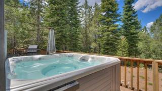 Black Bear by AvantStay Spacious Viking Lodge in Tahoe Donner w Game Room Hot Tub - Truckee - 8