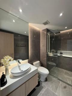 Modern 1BR Condo Top Floor Pool, Cinema & Fast WiFi Next to Boat Avenue - 0