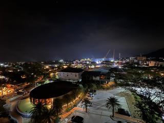 Modern 1BR Condo Top Floor Pool, Cinema & Fast WiFi Next to Boat Avenue - 9