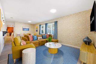 Play & Stay - Pool - Hot Tub - Movie Theater Room - 1