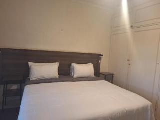 Ashley's 6 Bedroomed Guest House - 4
