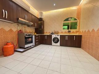 Comfortable 3BR Apt - Lounge and Kitchen - Moensiyah - 8