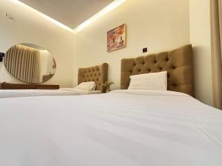 Comfortable 3BR Apt - Lounge and Kitchen - Moensiyah - 7