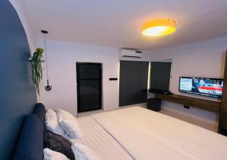 Elite 1BR Near Airport PS5 247 Power Wi-Fi - 3