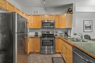 Mountain Retreat Modern 2BR with Views and Pool Near DT - 7