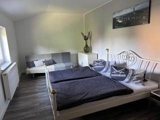 Schöne Wohnung 80qm in ruhiger Lage am Wald mit Billardzimmer - 4