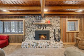 Rustic Retreat, Sleeps 20, Epic Game Room, Hot Tub, 20min to Yellowstone - 1