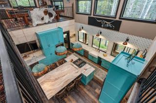 Copper Cowboy - Luxury Lodge, Private Dock, Hot Tub, Games - 0